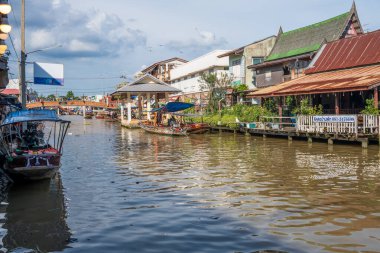 Tayland yemeği ve içecekleri gibi çeşitli ürünler orijinal bir yüzer pazarda satışa sunulmaktadır: Samut Sakhon Tayland ve Asya.