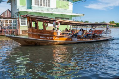 Tayland yemeği ve içecekleri gibi çeşitli ürünler orijinal bir yüzer pazarda satışa sunulmaktadır: Samut Sakhon Tayland ve Asya.