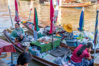Tayland yemeği ve içecekleri gibi çeşitli ürünler orijinal bir yüzer pazarda satışa sunulmaktadır: Samut Sakhon Tayland ve Asya.