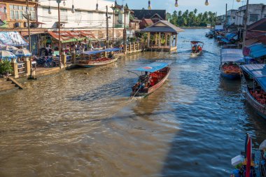 Tayland yemeği ve içecekleri gibi çeşitli ürünler orijinal bir yüzer pazarda satışa sunulmaktadır: Samut Sakhon Tayland ve Asya.