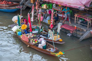 Tayland yemeği ve içecekleri gibi çeşitli ürünler orijinal bir yüzer pazarda satışa sunulmaktadır: Samut Sakhon Tayland ve Asya.