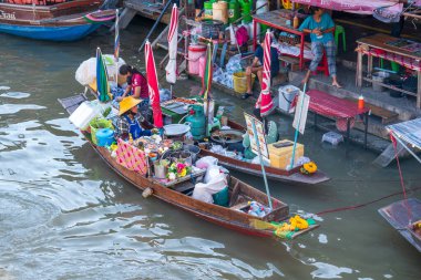 Tayland yemeği ve içecekleri gibi çeşitli ürünler orijinal bir yüzer pazarda satışa sunulmaktadır: Samut Sakhon Tayland ve Asya.