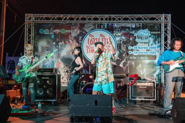 Tayland 'ın Tayland bölgesindeki Naklua semti Chonburi' de düzenlenen bir sokak festivali sırasında sahneye çıkan bir Tayland rock müzik grubu, Sony ILCE-7M4 ve Sony Lens FE 24-70mm f / 2.8 GM II ile fotoğraflandı.