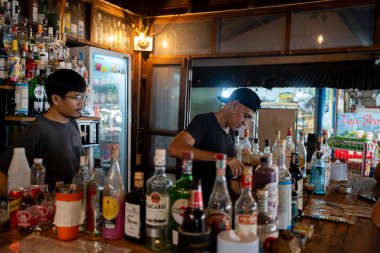 İçkiler Tayland 'ın Chiang Mai bölgesinde bir barda hazırlanıyor, Sony ILCE-7M4 ve Sony Lens FE 24-70mm f / 2.8 GM II ile fotoğraf çekiliyor.