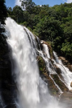 Wachirathan Şelalesi, Tayland 'ın Chiang Mai eyaletindeki Doi Inthanon Milli Parkı' nın Gökkuşağı ile Sony ILCE-7M4 ve Sony Lens FE 24-70mm f / 2.8 GM II ile fotoğraflanmıştır.
