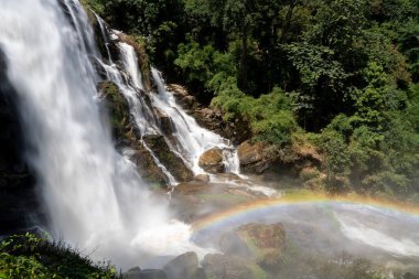 Wachirathan Şelalesi, Tayland 'ın Chiang Mai eyaletindeki Doi Inthanon Milli Parkı' nın Gökkuşağı ile Sony ILCE-7M4 ve Sony Lens FE 24-70mm f / 2.8 GM II ile fotoğraflanmıştır.