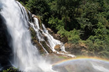Wachirathan Şelalesi, Tayland 'ın Chiang Mai eyaletindeki Doi Inthanon Milli Parkı' nın Gökkuşağı ile Sony ILCE-7M4 ve Sony Lens FE 24-70mm f / 2.8 GM II ile fotoğraflanmıştır.