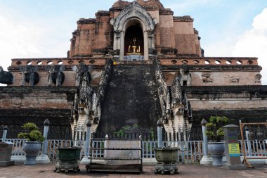 Chiang Mai Tayland Asya 'daki Budist Thai Tapınağı Wat Chedi Luang, Sony ILCE-7M4 ve Sony Lens FE 24-70mm f / 2.8 GM II ile fotoğraflanmıştır.