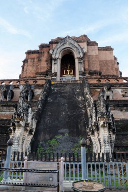 Chiang Mai Tayland Asya 'daki Budist Thai Tapınağı Wat Chedi Luang, Sony ILCE-7M4 ve Sony Lens FE 24-70mm f / 2.8 GM II ile fotoğraflanmıştır.