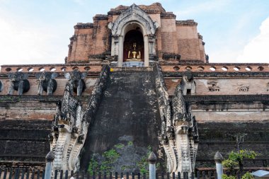 Chiang Mai Tayland Asya 'daki Budist Thai Tapınağı Wat Chedi Luang, Sony ILCE-7M4 ve Sony Lens FE 24-70mm f / 2.8 GM II ile fotoğraflanmıştır.