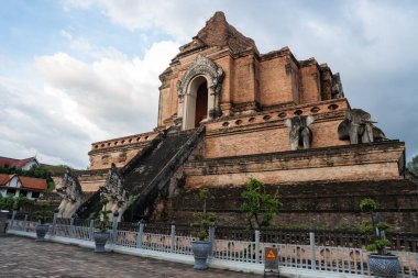 Chiang Mai Tayland Asya 'daki Budist Thai Tapınağı Wat Chedi Luang, Sony ILCE-7M4 ve Sony Lens FE 24-70mm f / 2.8 GM II ile fotoğraflanmıştır.