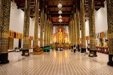 Chiang Mai Tayland Asya 'daki Budist Thai Tapınağı Wat Chedi Luang, Sony ILCE-7M4 ve Sony Lens FE 24-70mm f / 2.8 GM II ile fotoğraflanmıştır.