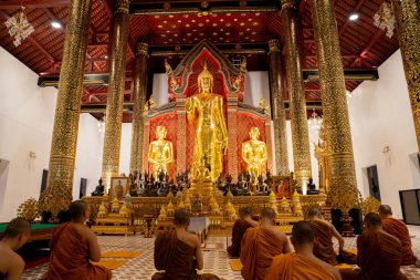 Chiang Mai Tayland Asya 'daki Budist Thai Tapınağı Wat Chedi Luang, Sony ILCE-7M4 ve Sony Lens FE 24-70mm f / 2.8 GM II ile fotoğraflanmıştır.