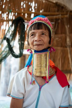 Sony ILCE-7M4 ve Sony Lens FE 24-70mm F / 2.8 GM II ile fotoğraflanmış, Tayland 'daki Chiang Mai City yakınlarındaki bir mülteci köyünde Karen Resident veya Long Neck Woman.