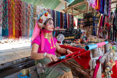 Sony ILCE-7M4 ve Sony Lens FE 24-70mm F / 2.8 GM II ile fotoğraflanmış, Tayland 'daki Chiang Mai City yakınlarındaki bir mülteci köyünde Karen Resident veya Long Neck Woman.