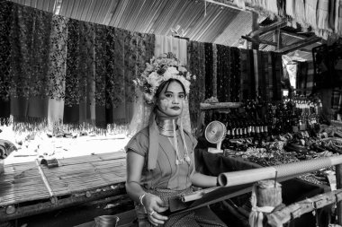 Tayland 'ın Chiang Mai şehrinin yakınlarındaki bir mülteci köyünde Karen Resident ya da Long Neck Woman monkrom ya da geri ya da beyaz, Sony ILCE-7M4 ve Sony Lens FE 24-70mm f / 2.8 GM II ile fotoğraflanmıştır.