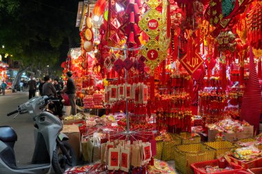 Vietnam 'ın eski semtindeki Vietnamlıların barları, dükkanları ve restoranları da dahil olmak üzere sosyal hayat, Vietnam Asya' daki Hanoi 'nin dar kaldırımlarında yer alır.