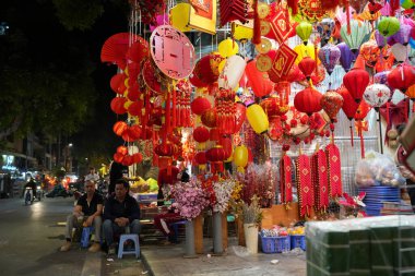 Vietnam 'ın eski semtindeki Vietnamlıların barları, dükkanları ve restoranları da dahil olmak üzere sosyal hayat, Vietnam Asya' daki Hanoi 'nin dar kaldırımlarında yer alır.
