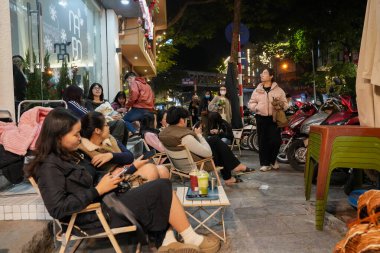 Vietnam 'ın eski semtindeki Vietnamlıların barları, dükkanları ve restoranları da dahil olmak üzere sosyal hayat, Vietnam Asya' daki Hanoi 'nin dar kaldırımlarında yer alır.