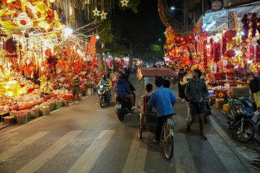 Vietnam 'ın eski semtindeki Vietnamlıların barları, dükkanları ve restoranları da dahil olmak üzere sosyal hayat, Vietnam Asya' daki Hanoi 'nin dar kaldırımlarında yer alır.