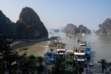 Halong Körfezi 'nde, Tonkin Körfezi' ndeki kireçtaşı kayalıkları ve tekneleri olan Halong Vietnam 'ın kuzeyinde, Asya' da.