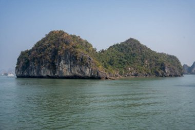 Halong Körfezi 'nin kuzeyindeki Tonkin Körfezi' ndeki kireçtaşı kayalıkları olan Halong Vietnam Asya 'sında.