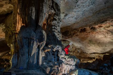 Hang Sung Sot mağarası 12.200 metrekareden daha büyük bir alanı kaplıyor ve Vietnam Asya 'sında Halong Körfezi' nde üç küçük bölümden oluşuyor. 