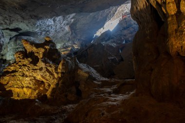 Hang Sung Sot mağarası 12.200 metrekareden daha büyük bir alanı kaplıyor ve Vietnam Asya 'sında Halong Körfezi' nde üç küçük bölümden oluşuyor. 