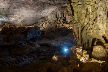 Hang Sung Sot mağarası 12.200 metrekareden daha büyük bir alanı kaplıyor ve Vietnam Asya 'sında Halong Körfezi' nde üç küçük bölümden oluşuyor. 