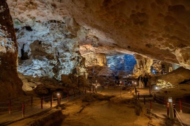 Hang Sung Sot mağarası 12.200 metrekareden daha büyük bir alanı kaplıyor ve Vietnam Asya 'sında Halong Körfezi' nde üç küçük bölümden oluşuyor.