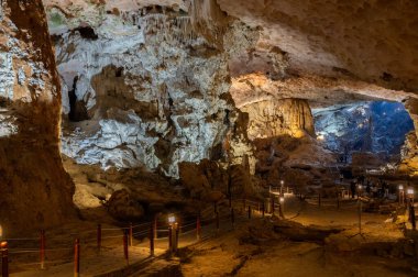 Hang Sung Sot mağarası 12.200 metrekareden daha büyük bir alanı kaplıyor ve Vietnam Asya 'sında Halong Körfezi' nde üç küçük bölümden oluşuyor.