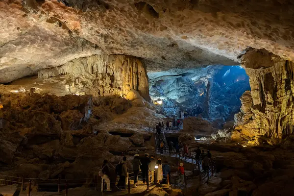 Hang Sung Sot mağarası 12.200 metrekareden daha büyük bir alanı kaplıyor ve Vietnam Asya 'sında Halong Körfezi' nde üç küçük bölümden oluşuyor.