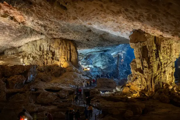 Hang Sung Sot mağarası 12.200 metrekareden daha büyük bir alanı kaplıyor ve Vietnam Asya 'sında Halong Körfezi' nde üç küçük bölümden oluşuyor.