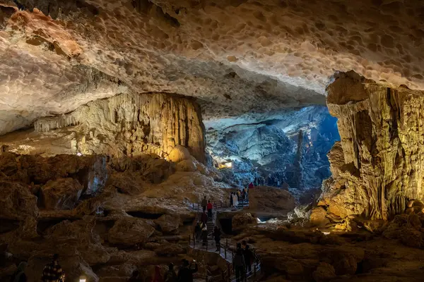Hang Sung Sot mağarası 12.200 metrekareden daha büyük bir alanı kaplıyor ve Vietnam Asya 'sında Halong Körfezi' nde üç küçük bölümden oluşuyor.