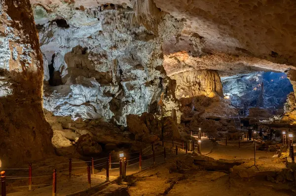 Hang Sung Sot mağarası 12.200 metrekareden daha büyük bir alanı kaplıyor ve Vietnam Asya 'sında Halong Körfezi' nde üç küçük bölümden oluşuyor.
