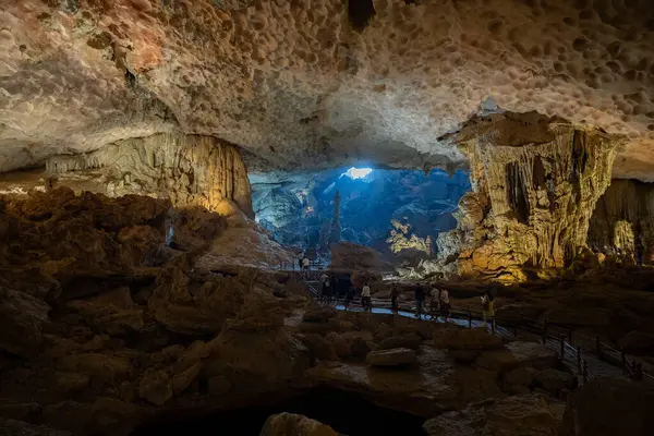Hang Sung Sot mağarası 12.200 metrekareden daha büyük bir alanı kaplıyor ve Vietnam Asya 'sında Halong Körfezi' nde üç küçük bölümden oluşuyor.