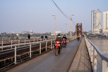 Vietnamlı Motosikletli Sürücü Hanoi City 'deki Long Bien Köprüsü Güneydoğu Asya