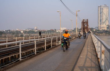 Vietnamlı Motosikletli Sürücü Hanoi City 'deki Long Bien Köprüsü Güneydoğu Asya