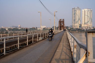 Vietnamlı Motosikletli Sürücü Hanoi City 'deki Long Bien Köprüsü Güneydoğu Asya