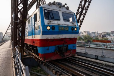 Hanoi şehrindeki Long Bien Köprüsü 'nde bir Vietnam Treni. Güneydoğu Vietnam.