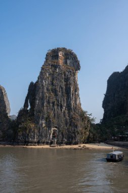 Halong Körfezi 'nde, Tonkin Körfezi' ndeki kireçtaşı kayalıkları ve tekneleri olan Halong Vietnam 'ın kuzeyinde, Asya' da.