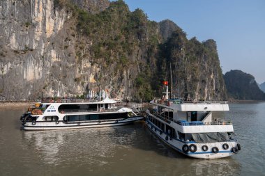 Halong Körfezi 'nde, Tonkin Körfezi' ndeki kireçtaşı kayalıkları ve tekneleri olan Halong Vietnam 'ın kuzeyinde, Asya' da.