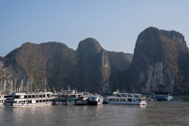Halong Körfezi 'nde, Tonkin Körfezi' ndeki kireçtaşı kayalıkları ve tekneleri olan Halong Vietnam 'ın kuzeyinde, Asya' da.