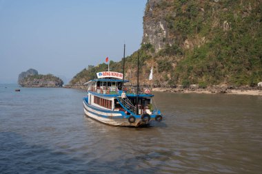 Halong Körfezi 'nde, Tonkin Körfezi' ndeki kireçtaşı kayalıkları ve tekneleri olan Halong Vietnam 'ın kuzeyinde, Asya' da.