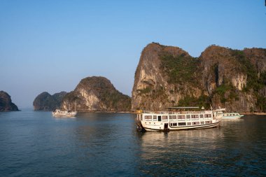 Halong Körfezi 'nde, Tonkin Körfezi' ndeki kireçtaşı kayalıkları ve tekneleri olan Halong Vietnam 'ın kuzeyinde, Asya' da.