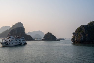 Halong Körfezi 'nde, Tonkin Körfezi' ndeki kireçtaşı kayalıkları ve tekneleri olan Halong Vietnam 'ın kuzeyinde, Asya' da.