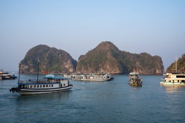 Halong Körfezi 'nde, Tonkin Körfezi' ndeki kireçtaşı kayalıkları ve tekneleri olan Halong Vietnam 'ın kuzeyinde, Asya' da.