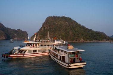 Halong Körfezi 'nde, Tonkin Körfezi' ndeki kireçtaşı kayalıkları ve tekneleri olan Halong Vietnam 'ın kuzeyinde, Asya' da.