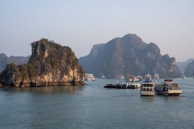 Halong Körfezi 'nde, Tonkin Körfezi' ndeki kireçtaşı kayalıkları ve tekneleri olan Halong Vietnam 'ın kuzeyinde, Asya' da.