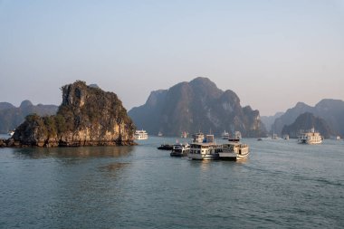 Halong Körfezi 'nde, Tonkin Körfezi' ndeki kireçtaşı kayalıkları ve tekneleri olan Halong Vietnam 'ın kuzeyinde, Asya' da.